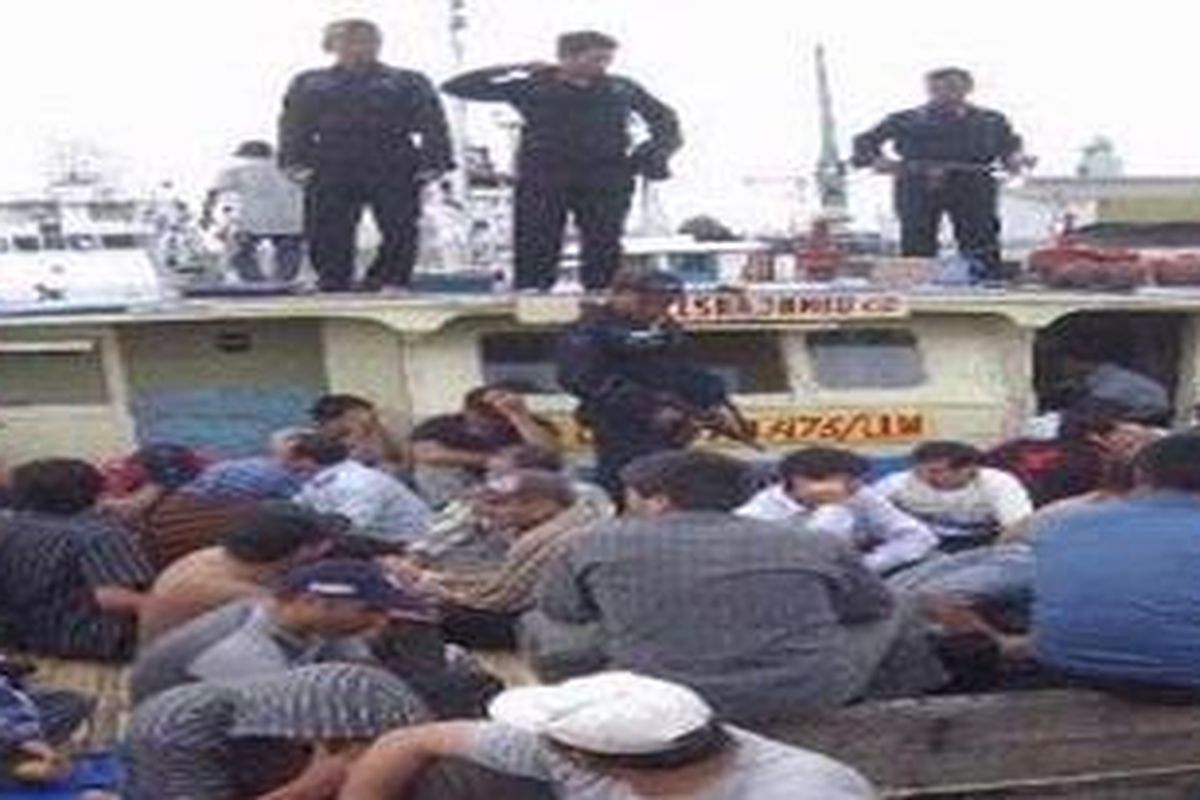 Sebanyak 75 orang imigran gelap asal Afganistan dan Iran diamankan anggota Ditpolair Polda Jatim, Minggu (2/5/2010). Imigran gelap yang menumpang Kapal Layar Motor (KLM) Lisan Jambu 2 ini ditangkap saat berada satu mil dari perairan Situbondo dan akan menuju ke Australia dini hari. SURYA/SUGIHARTO