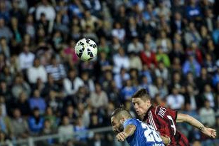 Penyerang AC Milan Fernando Torres (kanan) mencetak gol ke gawang Empoli, pada lanjutan Serie-A, di Carlo Castellani, Empoli, Selasa (23/9/2014). Laga itu berakhir 2-2. 