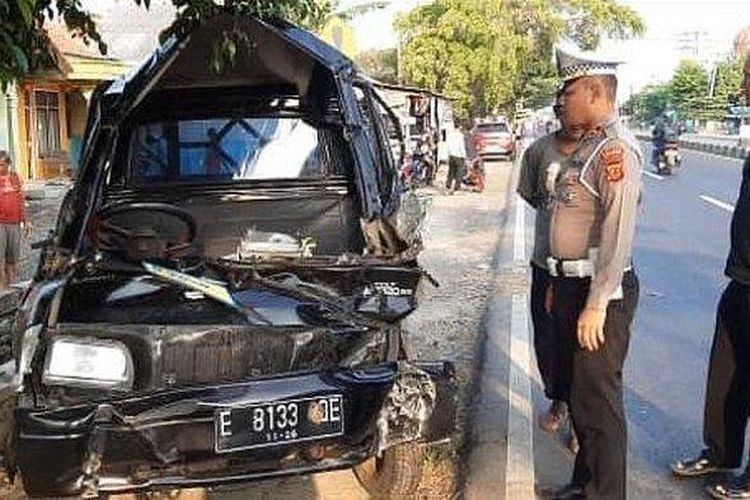 Pikap yang membawa penumpang ringsek setelah tabrak pohon di Jalur Pantura, wilayah Desa Kiajaran Wetan, Kecamatan Lohbener, Indramayu, Jabar, Senin (25/3/2024) 

