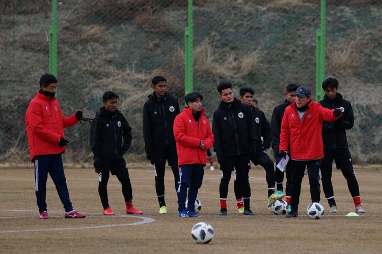 Shin Tae-yong memimpin latihan timnas U19 Indonesia saat TC di Korea Selatan.