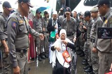 Bus Jemaah Haji Nyaris Masuk Jurang, Penumpang Dievakuasi dengan Jebol Kaca