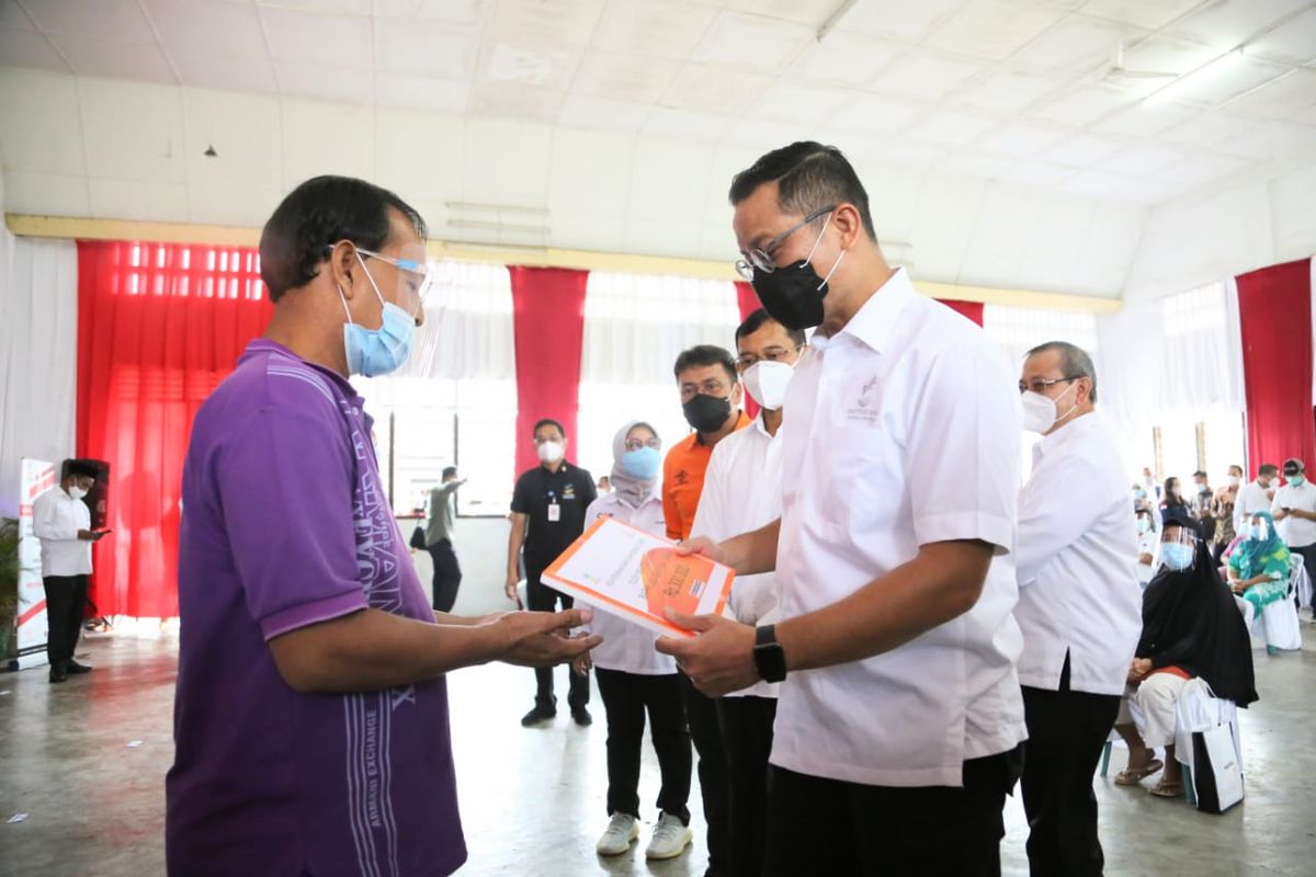 Mensos Juliari saat menyalurkan Bantuan Sosial Tunai (BST) di Balai Pertemuan Kelurahan Perdagangan, Kecamatan Bandar, Kabupaten Simalungun, Rabu (12/11/2020).