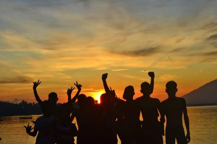 Foto: Para pengunjung berpose saat matahari terbit di Pantai Waiwuring di Desa Waiwuring, Kecamatan Witihama, Kabupaten Flores Timur.