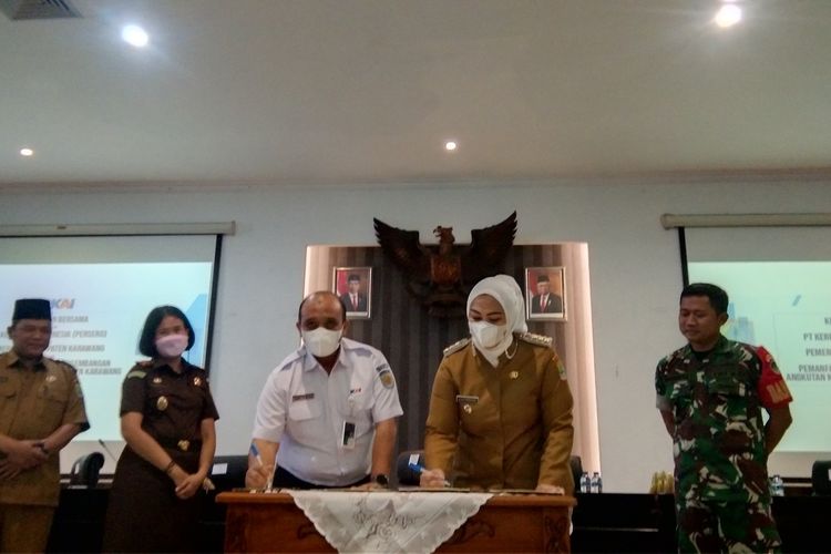 Penandatanganan Memorandum of Understanding (MoU) tentang Pemanfaatan Aset dan Pengembangan Angkutan Kereta Api di Karawang di Gedung Singaperbangsa, Komplek Kantor Bupati Karawang, Senin (1/8/2022).