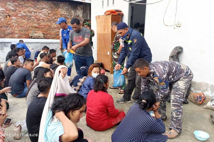 Sebanyak 30 orang pekerja migran Indonesia yang akan berangkat ke Malaysia secara ilegal harus berenang di lumpur menuju kapal di pelabuhan tikus di perairan Batubara pada Senin (7/2/2022) dinihari.