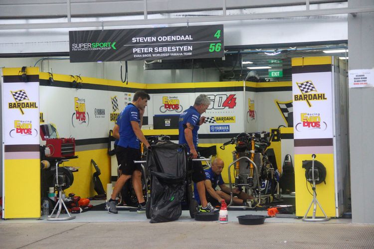 Suasana paddock dari salah satu tim peserta World Supersport (WSSP) yang sedang terparkir di paddock Sirkuit Mandalika, Lombok, Sabtu (20/11/2021).