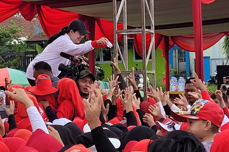 Ketua DPR RI sekaligus Ketua DPP PDI-P Puan Maharani senam di lapangan Rempoah, Kecamatan Baturraden, Kabupaten Banyumas, Jawa Tengah, Jumat (2/2/2024).