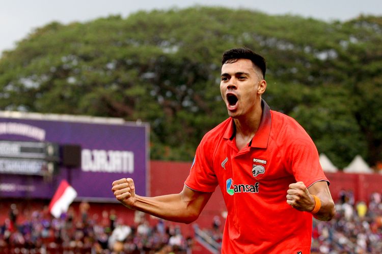 Pemain Borneo FC Matheus Pato selebrasi seusai menjebol gawang Persik Kediri saat pertandingan pekan 4 Liga 1 2022-2023 yang berakhir dengan skor 1-2 di Stadion Brawijaya Kediri, Jumat (12/8/2022) sore. Terkini, Matheus Pato mencetak dua gol ke gawang RANS Nusantara FC yang membuatnya semakin perkasa di puncak daftar top skor Liga 1.