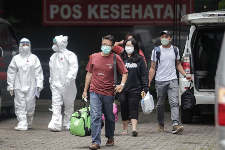 Sejumlah pasien COVID-19 yang sudah dinyatakan sembuh meninggalkan Hotel Singgah COVID-19 di Curug, Kabupaten Tangerang, Banten, Jumat (11/2/2022).  Pemerintah Kabupaten Tangerang menambah kapasitas tempat tidur untuk pasien COVID-19 di Hotel Singgah COVID-19 Curug dari 240 kapasitas menjadi 400 kapasitas karena tingginya kasus COVID-19 di Kabupaten Tangerang.