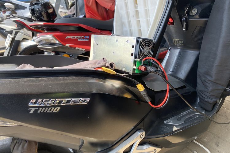 Ilustrasi pengecasan motor listrik dengan charger bawaan. Prosesnya memakan waktu berkisar 1 jam sampai 3 jam