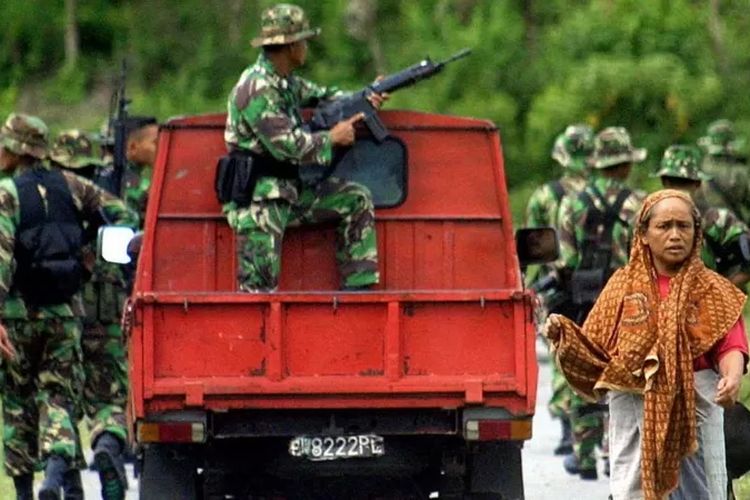 Foto ilustrasi. Tentara berpatroli di Aceh pada awal tahun 2000-an.