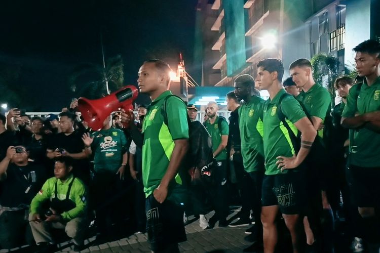 Pemain Persebaya Surabaya Oktafianus Fernando mewakili tim berbicara didepan Bonek yang demo usai laga pekan ke-21 Liga 1 2024-2025 melawan Persita Tangerang dengan skor akhir 1-1 di Stadion Gelora Bung Tomo Surabaya, Jumat (31/1/2024) malam.