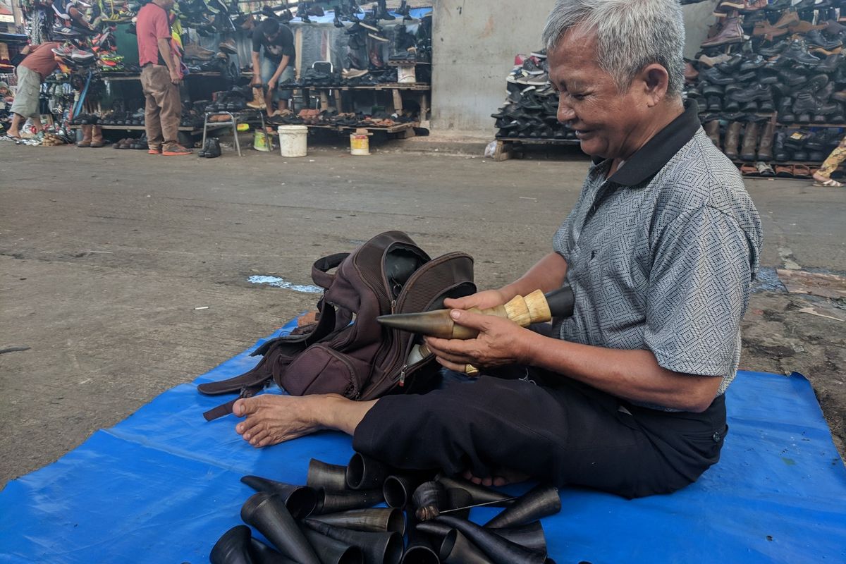 S Ridwan tengah membereskan tanduk-tanduk sapi yang digunakannya sebagai alat untuk terapi bekam.