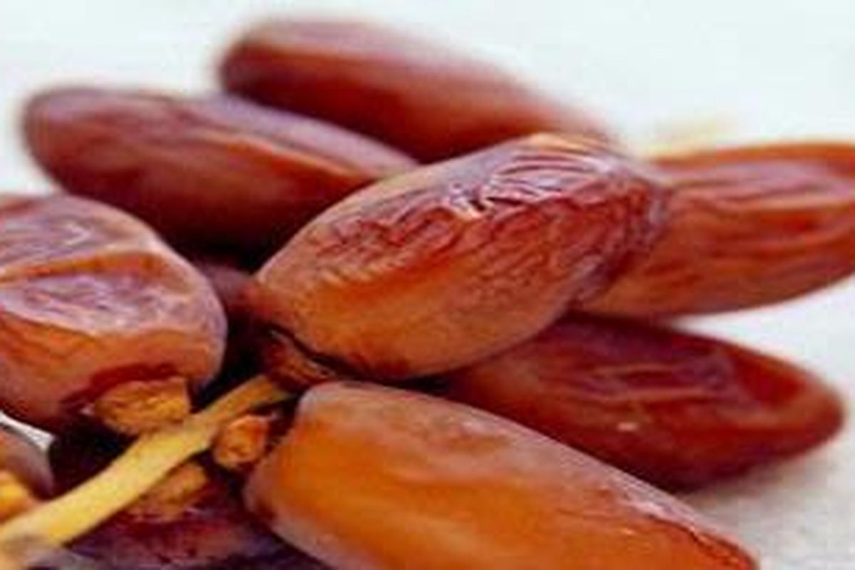 Buah kurma.