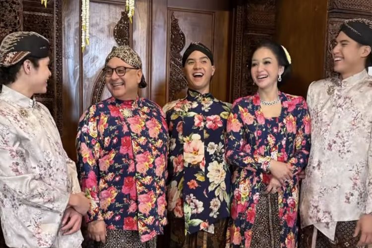 Penampilan Maia Estianty dalam prosesi siraman jelang pernikahan Al Ghazali dan Alyssa Daguise. 