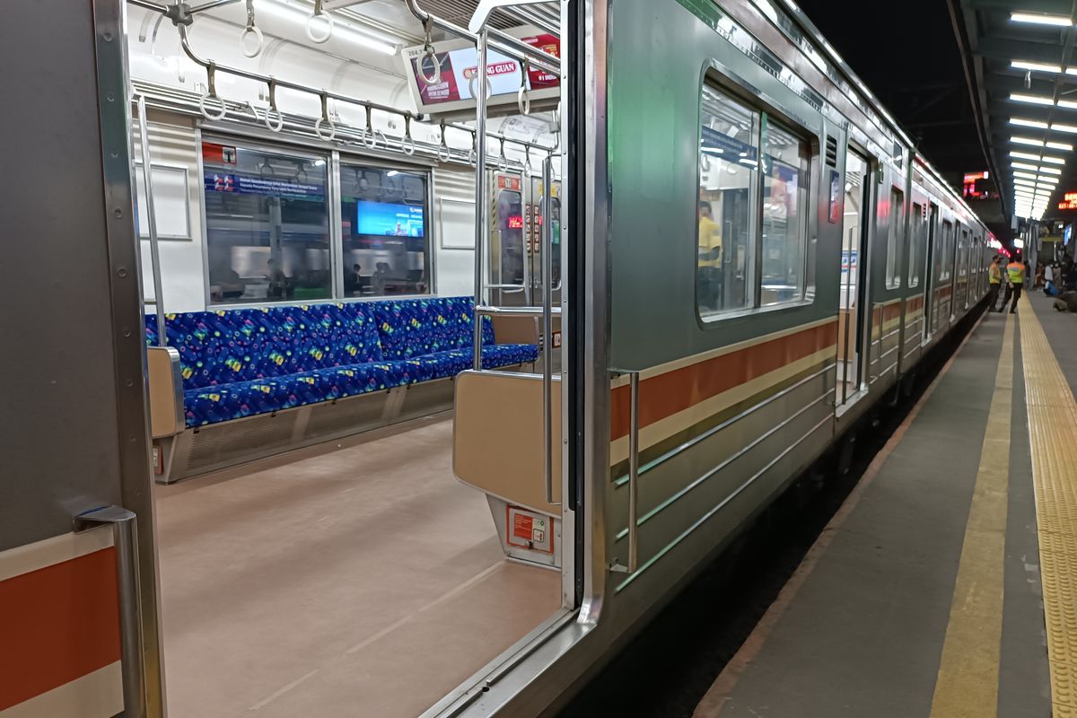 Kondisi di Stasiun Tanah Abang saat menjelang pergantian malam tahun baru 2023 yang mulai sepi dari pengguna KRL pada Sabtu (31/12/2022) sekitar pukul 19.00 WIB. 