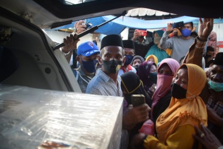 Jenazah korban sandera kelompok Abu Sayyaf, La Ba’a (32), disambut isak tangis keluarganya saat tiba di kampung halamannya, di Desa Kamelanta, Kecamatan Kapuntori, Kabupaten Buton, Sulawesi Tenggara, Minggu (11/10/2020) sore.