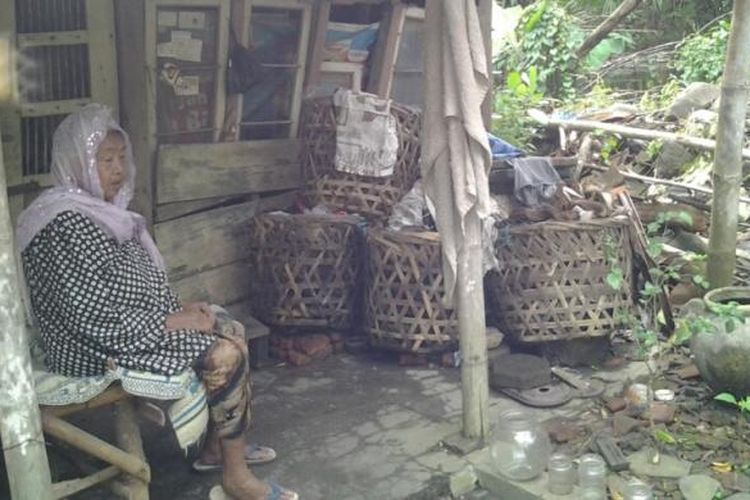 Nenek Sunik,saat duduk di depan rumahnya . Kompas. Com/Slamet Priyatin 