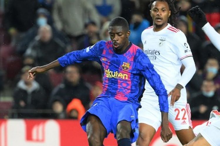 Nicolas Otamendi (kanan) melakukan blok terhadap peluang Ousmane Dembele dalam pertandingan Barcelona vs Benfica di Liga Champions 2021-2022 yang digelar di Stadion Camp Nou, Selasa (23/11/2021) malam waktu setempat.