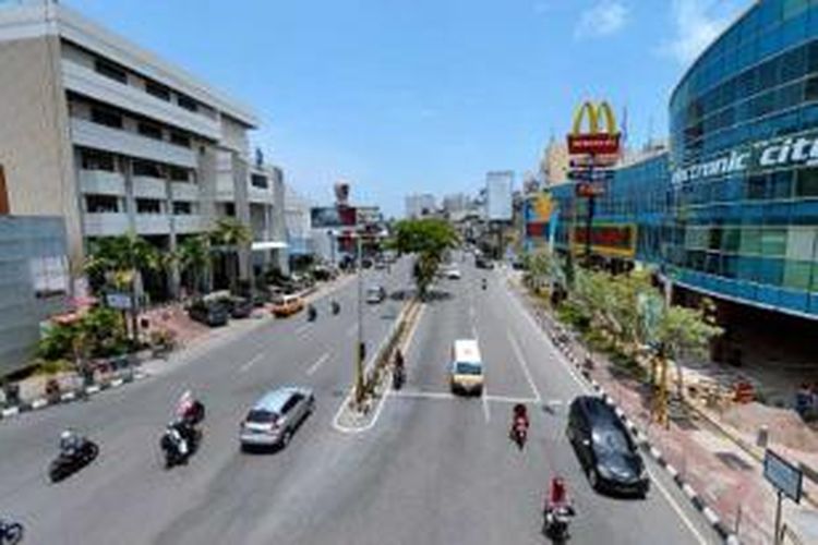 Wajah Kota Balikpapan yang kini berkembang menjadi kota besar dengan berdirinya sejumlah pusat perbelanjaan dan hotel berbintang, Senin (7/10/2013). Sejarah Kota Balikpapan tak lepas dari dimulainya eksplorasi minyak di kawasan Teluk Balikpapan pada tahun 1897 yang mengundang para pendatang sebagai pekerja atau pedagang.