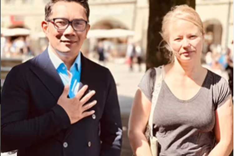 Ridwan Kamil berfoto bersama orang yang pertama kali melihat keberadaan jenazah Eril di Sungai Aare