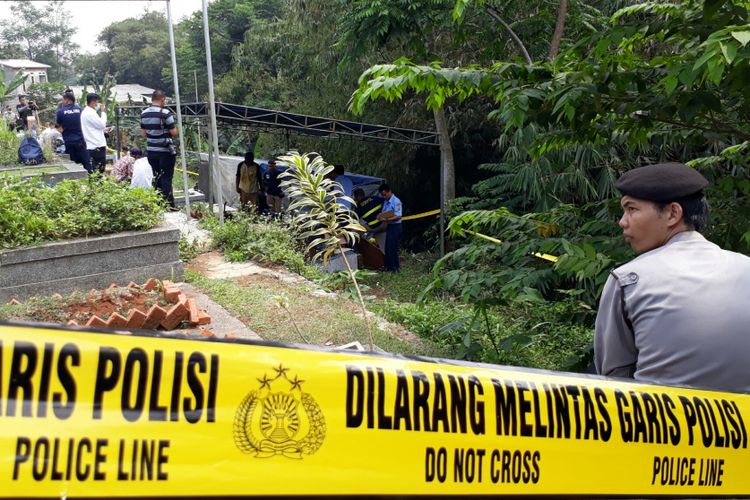 Polisi membongkar makam Hilarius Chritian Event Raharjo (15) di TPU Perumda, Kelurahan Cipaku, Bogor Selatan, Kota Bogor, Selasa (19/9/2017).