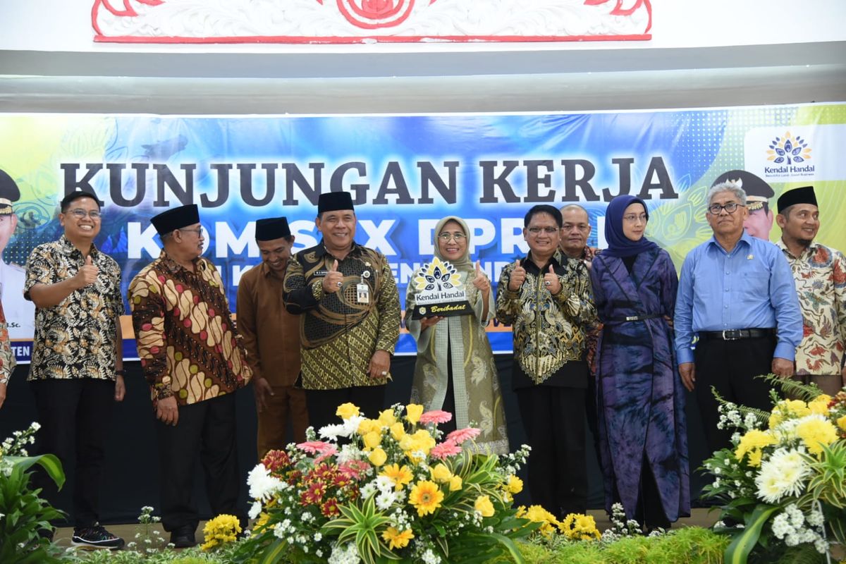 Tim Kunjungan Kerja Reses Komisi X DPR RI menyerahkan bantuan Dana Alokasi Khusus (DAK) pendidikan berupa fisik dan nonfisik senilai Rp 332 miliar secara simbolis di Pendopo Tumenggung Bahurekso, Kendal, Jumat(15/7/2022).
