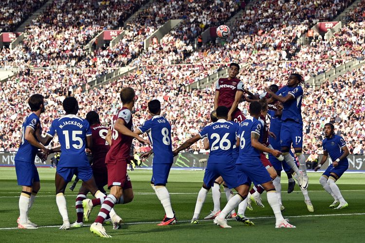 Bek West Ham United, Nayef Aguerd, melompat untuk sundulan selama pertandingan Liga Inggris antara West Ham United vs Chelsea di Stadion London, di London, pada 20 Agustus 2023. (Foto oleh JUSTIN TALLIS / AFP)