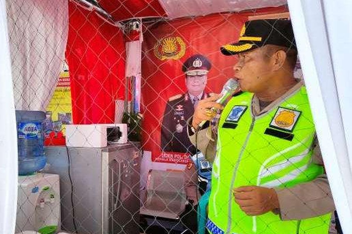 Kapolsek Losarang Kompol Mashudi memiliki cara unik saat mengimbau pemudik untuk beristirahat. Bergaya seperti komentator sepak bola, Mashudi mengimbau pemudik untuk beristirahat sejenak di Posko Mudik Jembatan Timbang Losarang, Indramayu, Jawa Barat, Kamis (28/4/2022).