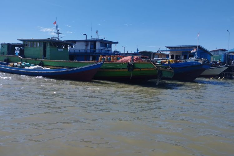 Seringnya penangkapan oleh aparat menimbulkan ketakutan para nakhoda dan ABK. Sehingga mereka mempertanyakan kearifan lokal bagi bongkar muat sembako di perbatasan RI - Malaysia