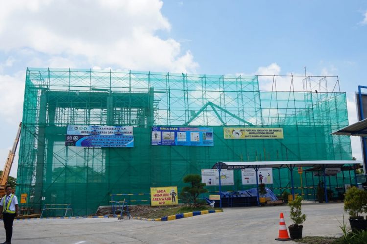 Stasiun Bandara tengah dibangun di Bandar Udara Adi Soemarmo Solo, Jawa Tengah. Rencananya akan selesai pada Juli 2018.