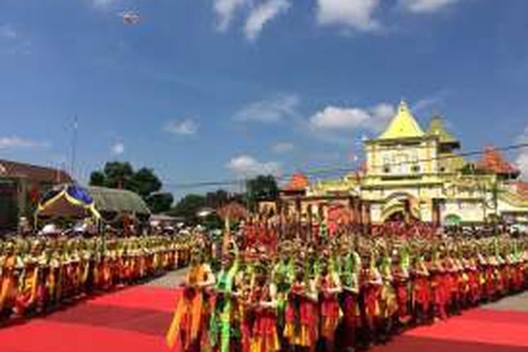 Pagelaran pelantikan Adipati pertama Keraton Sumenep, Arya Wiraraja digelar di pelataran Masjid Jamik Sumenep, Madura pada Minggu (30/10/2016).  Pagelaran tersebut diselenggarakan dalam prosesi ulang tahun ke 747 Kabupaten Sumenep.