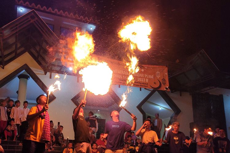 Atraksi api meriahkan takbir keliling di Banyumas, Jawa Tengah, Jumat (21/4/2023) malam.