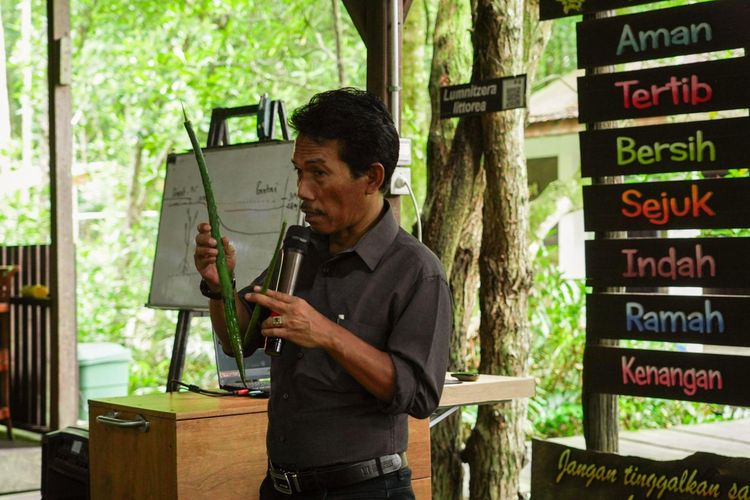 Agus Bei menjelaskan kepada peserta terkait ekosistem mangrove dan pengelolaannya. 