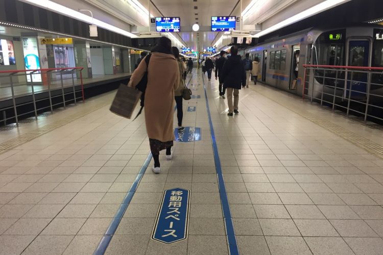 Jalur biru ini ditujukan bagi masyarakat yang ingin berjalan cepat. Sementara, jalur pada kanan kiri-nya merupakan jalur umum. Pengelola stasiun di Jepang menerapkan jalur-jalur tertentu untuk memudahkan mobilitas masyarakat.