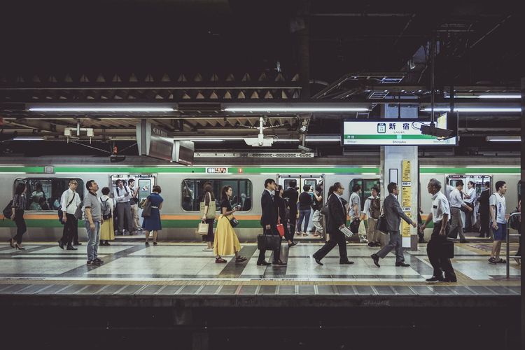 Suasana di Stasiun Shinjuku, Tokyo, Jepang.