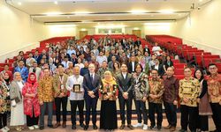 Beri Kuliah Umum di Inggris, Gubernur Khofifah Paparkan Kekuatan Jatim Sebagai Pusat Gravitasi Indonesia