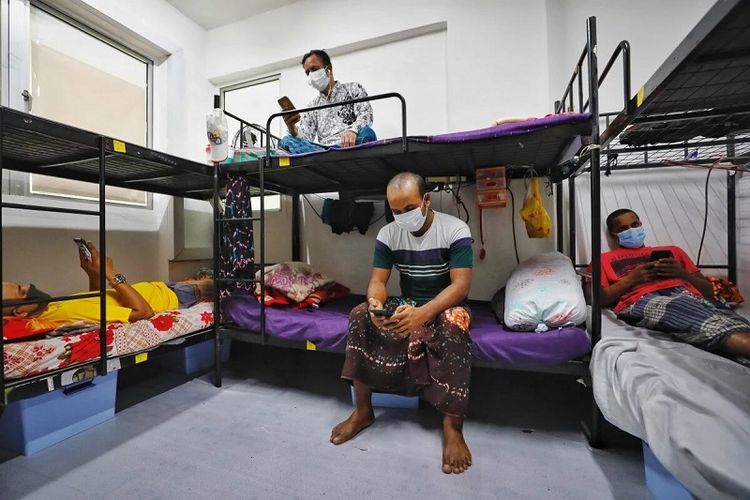 Pekerja konstruksi asing terlihat di dalam kamar asramanya WestLite Toh Guan, Singapura Barat