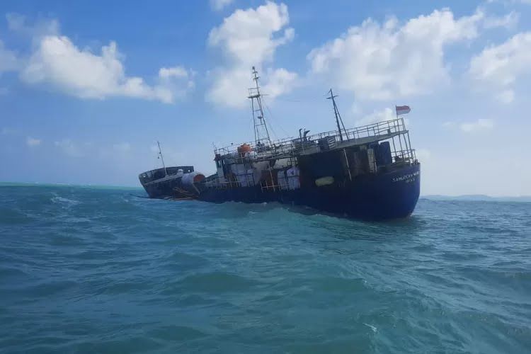 Kapal kargo Samudera Wani II yang dikandaskan di Sadai, Bangka Selatan, Babel, Minggu (30/7/2023) karena bocor dihantam gelombang.