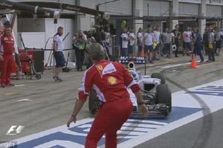 Pebalap asal asal Brasil, Felipe Massa yang kini memperkuat tim Williams, hampir menabrak Maurizio Arrivabene, bosnya semasa masih bergabung dengan  tim Ferrari.