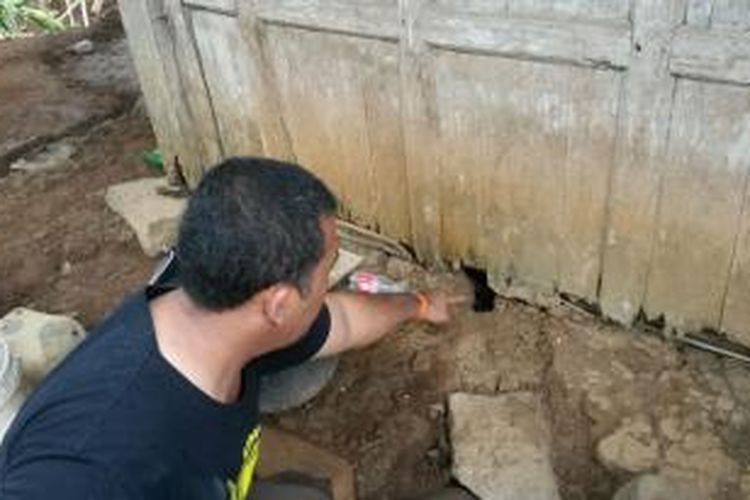 Warga menunjukkan retakan tanah yang menerjang rumah di Desa Margoyoso Kecamatan Salaman Kabupaten Magelang, Selasa (10/11/3015).