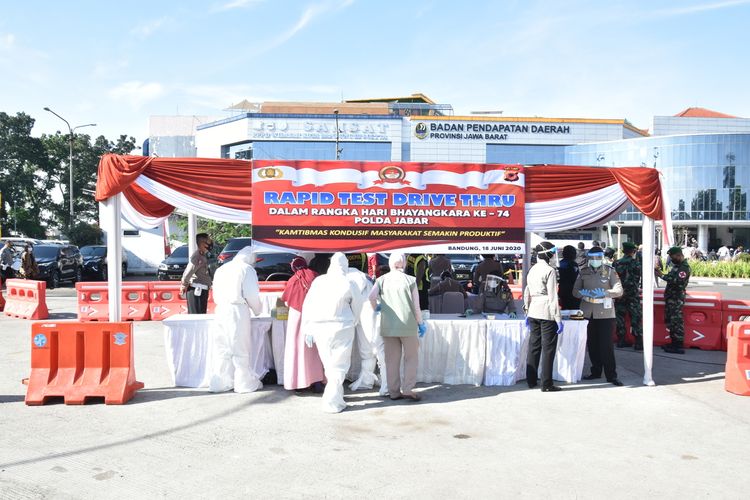 Pengendara wajib pajak tengah mengikuti rapid tes secara drive thru di Samsat Kota Bandung, Jalan Soekarno Hatta, Kamis (18/6/2020).