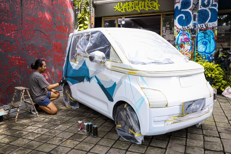 Mobil listrik Wuling Air ev yang dicat menggunakan teknik graffiti oleh Gardu House