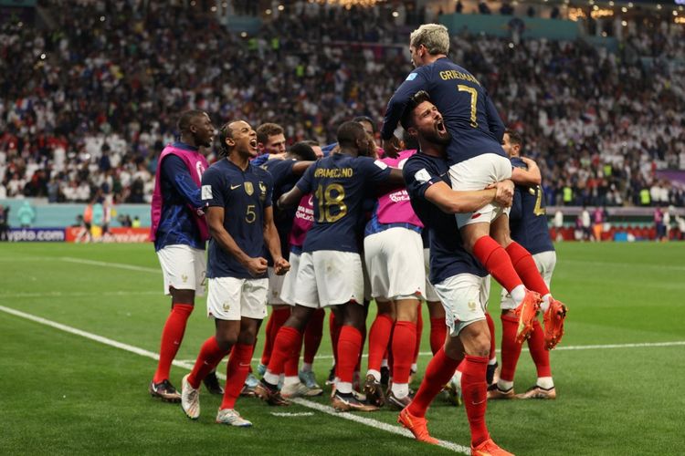 Para pemain timnas Perancis merayakan gol Olivier Giroud dalam pertandingan melawan Inggris di perempat final Piala Dunia 2022. Laga Inggris vs Perancis di Stadion Al Bayt, Qatar, Minggu (11/12/2022) dini hari WIB tuntas dengan skor 2-1.  Selanjutnya, Perancis akan melawan Maroko pada semifinal Piala Dunia 2022.