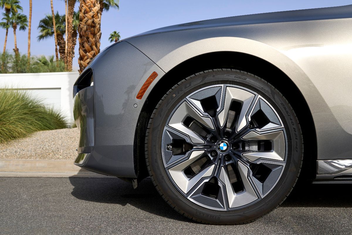 Kinerja suspensi di balik roda berukuran R20 milik BMW i7 ini bisa diandalkan baik stabilitas maupun kenyamanannya
