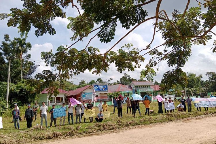 Puluhan warga di Kecamatan Pirak Timu, Kabupaten Aceh Utara, menggelar demonstrasi di jalan rusak milik perusahaan minyak bumi dan gas (Migas) PT Pema Global Energi di Desa Alue Bungkoh, Kecamatan Pirak Timu, Aceh Utara, Kamis (13/1/2022).