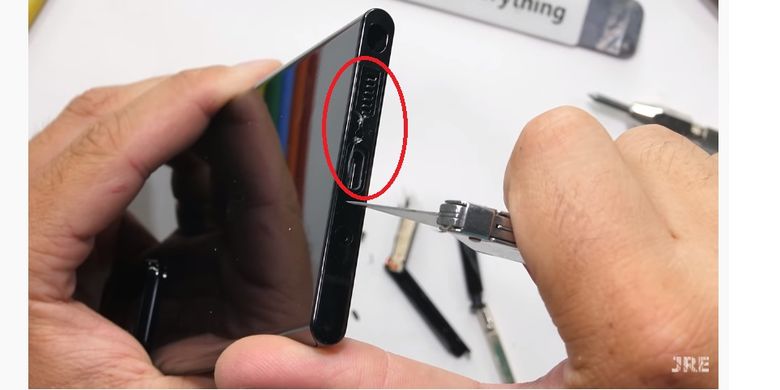 Bingkai port USB dan lubang speaker Galaxy Note 20 Ultra terkelupas saat dikerik dengan pisau