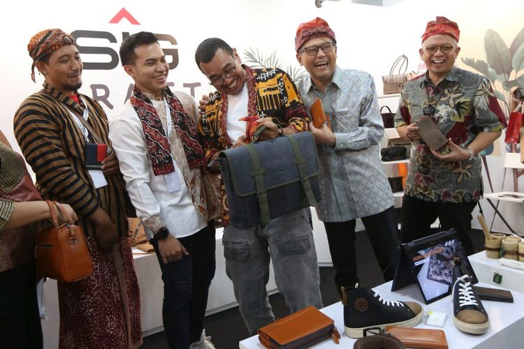 Staf khusus III Menteri BUMN Arya M. Sinulingga didampingi Direktur SDM & Umum SIG Agung Wiharto (kedua kanan), mengunjungi UMKM Crown Leather milik M. Adrian Fadhilah pada 'Bazar UMKM Untuk Indonesia 2023.'