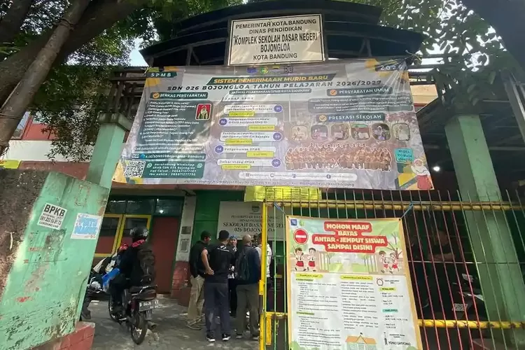 Gerbang SDN 026 Bojongloa Digembok Ahli Waris, Wali Kota Bandung Pasang Badan untuk Relokasi Siswa