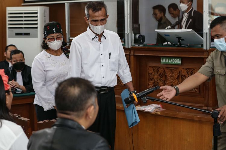 Ayah dan ibunda Nofriansyah Yosua Hutabarat (Brigadir J), Samuel Hutabarat dan Rosti Simanjuntak menjadi saksi sidang pembunuhan anaknya dengan terdakwa Ferdy Sambo dan Putri Candrawathi di Pengadilan Negeri Jakarta Selatan, Selasa (1/11/2022). Agenda persidangan pemeriksaan saksi-saksi.